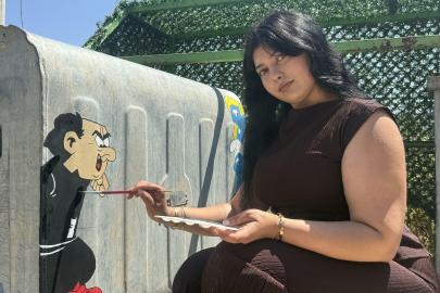 Hastalıkları resimle geride bırakan Meryem, çöp konteynerlerini tuvale çevirdi