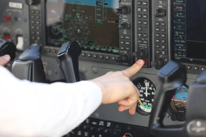 Havada can pazarı: Yolcular kriz geçiren pilotu koltuğa bağladı