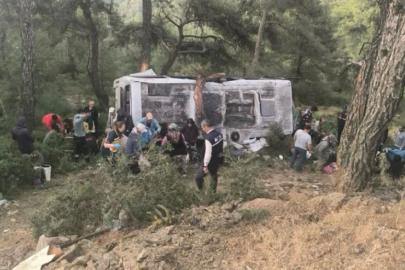 İzmir'de tarım işçilerini taşıyan servis şarampole devrildi: 22 yaralı