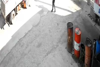 Kamyonette başlayan yangını polis söndürdü