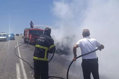 Siirt'te seyir halindeki araç alevlere teslim oldu