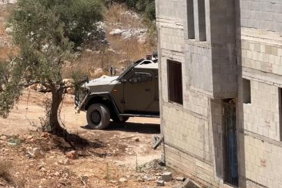 Batı Şeria'da bir İsraillinin, askeri üniforma giyerek Filistinlileri darbettiği ortaya çıktı