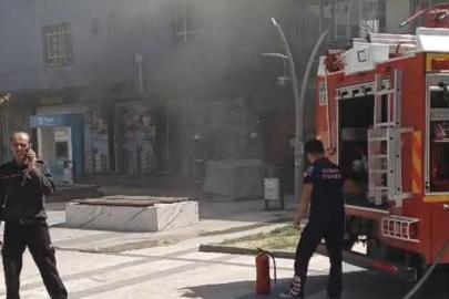 Batman'da çarşı merkezinde trafo patladı, esnaf kalıcı çözüm bekliyor