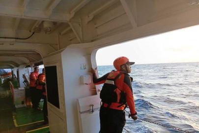 Endonezya'da batan tekneden iki kişi daha kurtarıldı, kayıplar aranıyor
