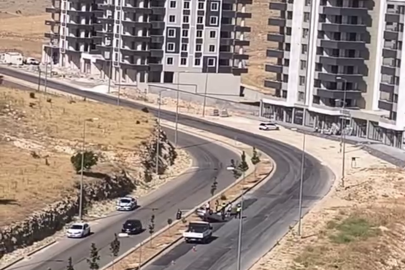 Gaziantep'te kontrolden çıkan otomobil refüje çarparak takla attı