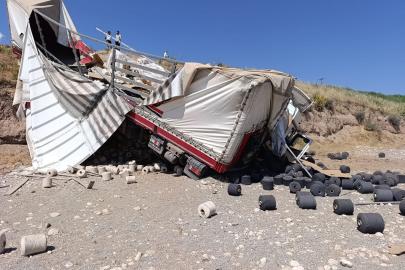 İplik yüklü tır şarampole yuvarlandı: Sürücü hafif yaralandı