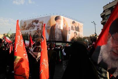 İran'ın eski lideri Hamaney için Tahran caddelerinde veda töreni düzenlendi