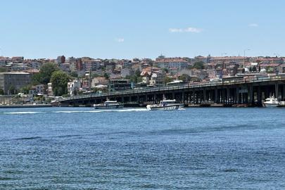 İstanbul Haliç'te tur teknesi köprü ayağına çarptı: Bir personel denizde kayboldu