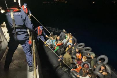 İzmir açıklarında 85 düzensiz göçmen yakalandı