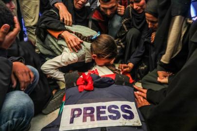 Katil İsrail'in yılın ilk yarısında gazetecileri hedef alan 467 ihlalinde 8 Filistinli gazeteci hayatını kaybetti