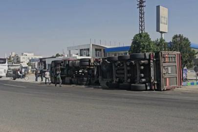 Mardin’de çelik sac rulosu yüklü tır devrildi