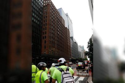 New York'ta 37 katlı binanın yıkılma tehlikesi nedeniyle yollar kapatıldı