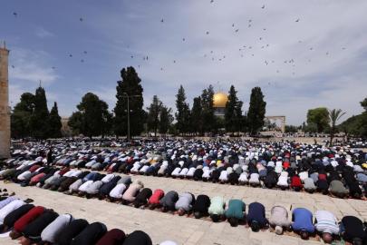 On binlerce Filistinli Mescidi Aksada cuma namazı kıldı