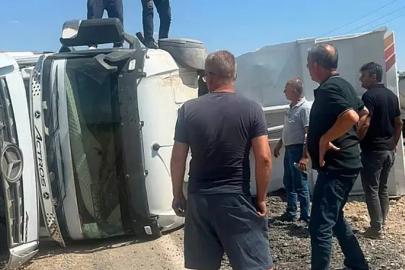 Siirt'te seyir halindeki hafriyat kamyonu devrildi