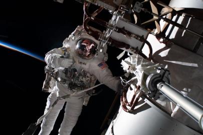 Uzayda ilk robotik kurtarma operasyonu: NASA düşen teleskobun peşinde