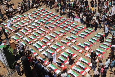 Gazze'de enkazdan çıkarılan 112 Filistinli son yolculuğuna uğurlandı