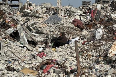 Gazze'de katil İsrail saldırısında yıkılan evin enkazından 13 Filistinlinin cenazesi çıkarılıyor