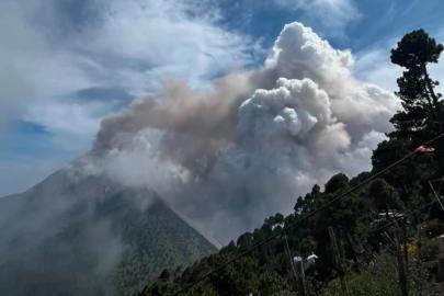 Guatemala'da bulunan Fuego Yanardağı'nda volkanik patlama