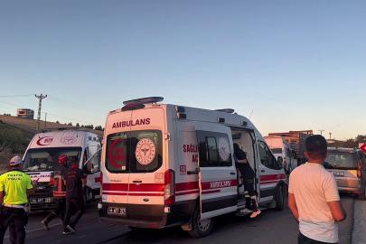 Malatya'da mevsimlik tarım işçilerini taşıyan minibüs tıra çarptı: 3'ü ağır 18 yaralı