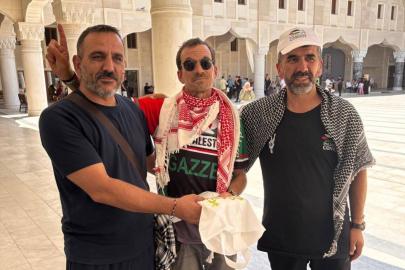 Peygamber Sevdalıları Vakfı, Filistin Konvoyu'nda Müslüman olan Sebastian'a kitap hediye etti